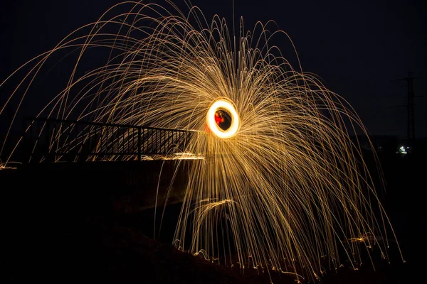 Feuerwerk mit Stahlwolle in der Nacht — Stockfoto