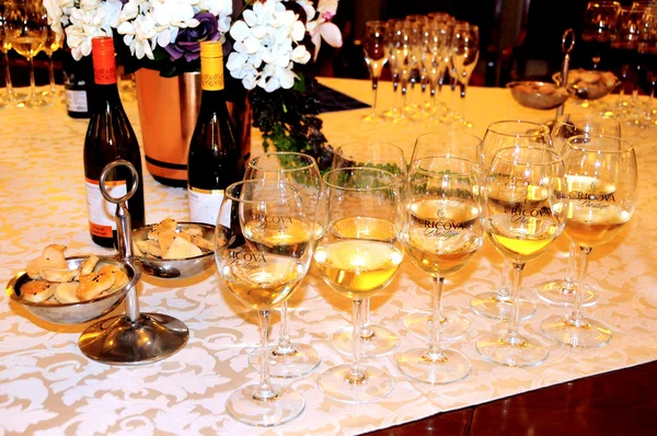 Underground wine sampling hall.The wine cellars of Cricova is second largest wine cellar in Moldova.Wine tasting, wine glasses and bottles of wine — Stock Photo, Image