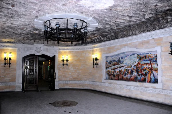 Wall painting in underground famous Cricova wine cellars on October 02, 2016 in Cricova, Moldova. The wine cellars of Cricova is second largest wine cellar in Moldova — Stock Photo, Image