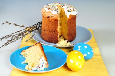 Paskalya yumurtaları ve geleneksel Paskalya kek üzerine parlak masa örtüsü