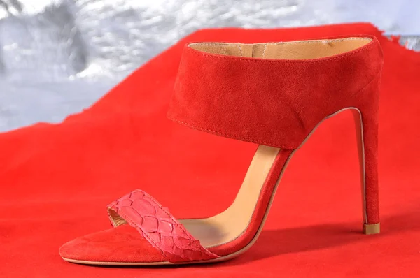 Sko eller kvinnor sandal, röd krängt sandaler — Stockfoto