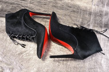 Kadın botları el yapımı. Christian Louboutin kırmızı tabanı gösterilen, imitasyon marka ayakkabı