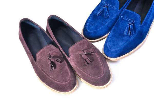 Stylowy niebieski i beż, dwie pary butów na białym tle. Ręcznie robione buty — Zdjęcie stockowe