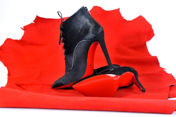 Жіночі черевики ручної роботи на шматочку матеріалу з червоної шкіри — стокове фото