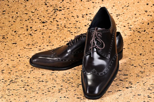 Klassieke lederen Herenschoenen ontworpen met een slank langwerpig teen, vervaardigd van een glad bruin leer. — Stockfoto
