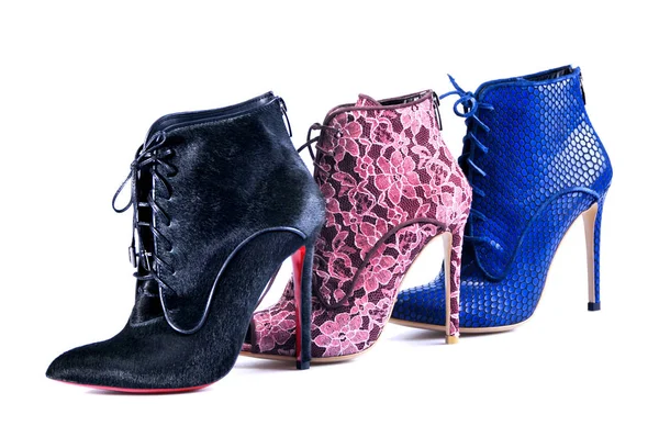 Sexy dámské boty na bílém pozadí. Světlé krajkové modré, vínové a černé Dámské kotníčkové boty. Obuv ze tří různých barev a materiálů — Stock fotografie