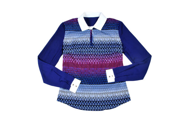 Женская блузка изолирована. рубашка с абстрактным рисунком на белом
