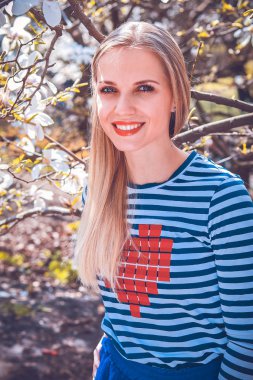 Genç güzel kız güzel bahçe tribünde. Fantastik beyaz mag