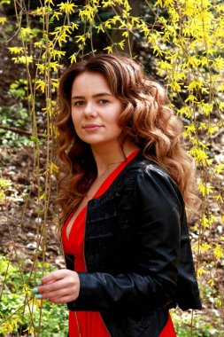 Çiçek Bahçe içinde güzel genç esmer kadın