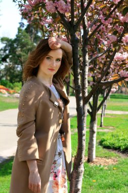 Bir çiçekli bahçesinde bulunan sakura kırmızı saçlı kız