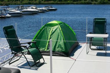 Tatil ve yavaş yaşam tarzı. House, iyi tatil için float. turist çadır ve sandalyelere kapalı beach Teras su yüzeyi üzerinde. 