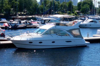  Yerleşik tekne. Yatlar Port. Nehir limanında demirleme tekne