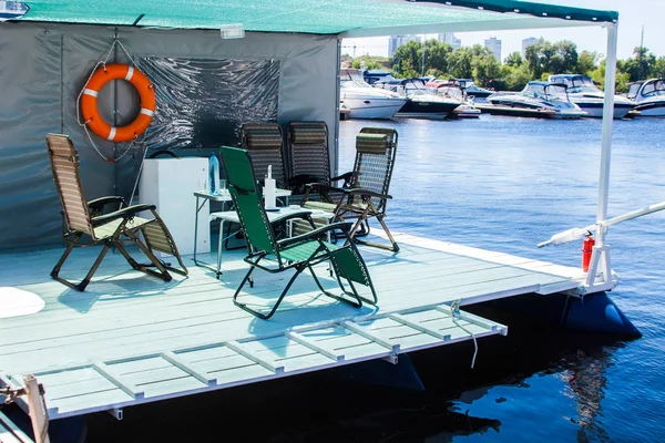  House, iyi tatil için float. yemek masası ve sandalyeler su yüzeyi üzerinde kapalı beach Terrace. Sal dinlenme su için