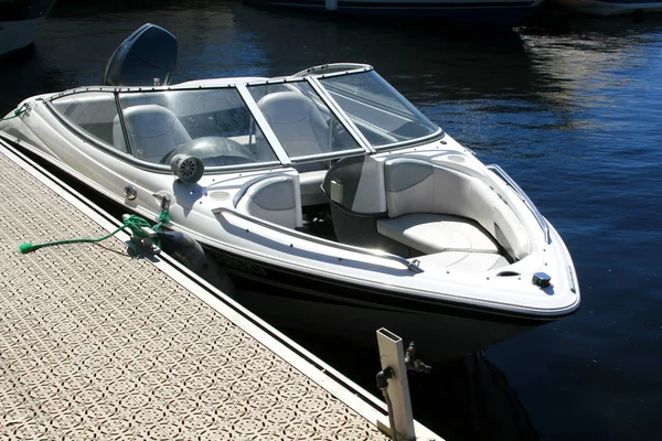 Yacht à moteur. bateaux sont amarrés au quai . — Photo