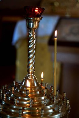 Kilisede mum yakmak.