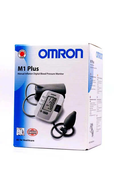オムロン血圧機の良い分離イメージ。白で隔離医療眼圧計 — ストック写真