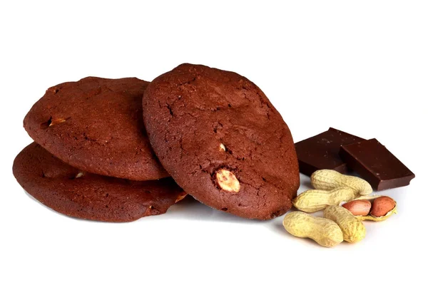 Galletas de chocolate, con cacahuetes aislados en respaldo blanco — Foto de Stock