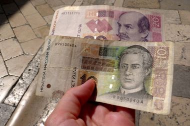 Kunası - Hırvat para birimi el ile. 10 Kunası banknot ve 20 Kunası b