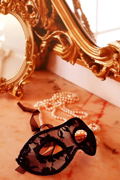 Collana di perle, specchio, toeletta, maschera di pizzo carnevale — Foto Stock