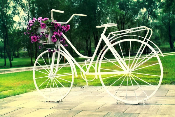 街道装潢- -有花的旧自行车。 复古风格 — 图库照片
