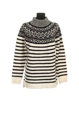 Beyaz üzerine izole edilmiş bir desenle örülmüş süveter.