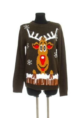 Geyik izole edilmiş komik bir Noel süveteri. Noel süveteri