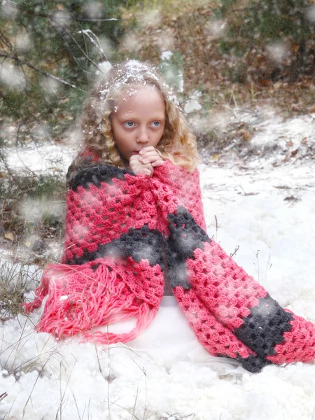Kleines Mädchen erfroren im Winterwald. lizenzfreie Stockfotos