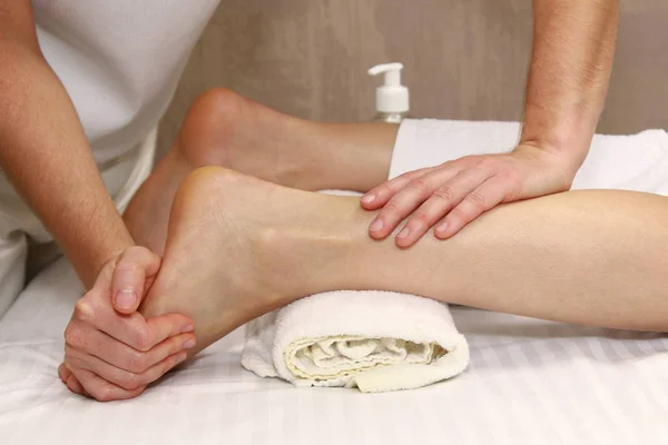 Деталь масаж ніг — стокове фото