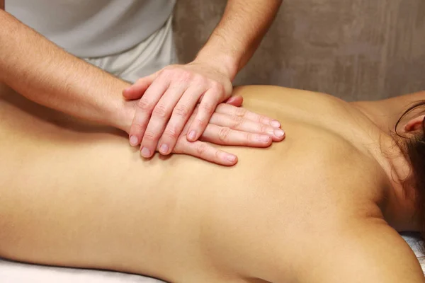 Therapeutische Rückenmassage. Massagetherapie lizenzfreie Stockfotos