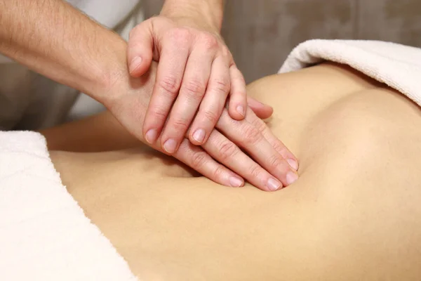 Eine Frau Lässt Sich Massieren Bauchmassage — Stockfoto