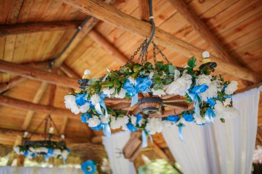 Yemek ve içecek dolu bir masa.