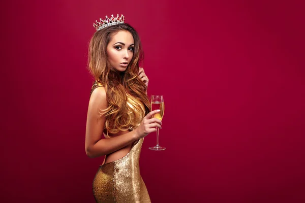 Adorable chica con champán usando corona — Foto de Stock