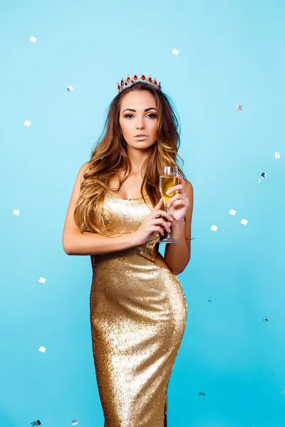 Σέξι γυναίκα στον χρυσό φόρεμα και στέμμα με σαμπάνια — Φωτογραφία Αρχείου
