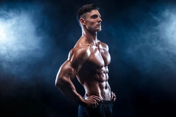 Forte bodybuilder uomo con addominali perfetti, spalle, bicipiti, tricipiti, petto. — Foto Stock