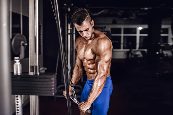 Triceps için ağır egzersiz yaparak genç vücut geliştirmeci — Stok fotoğraf