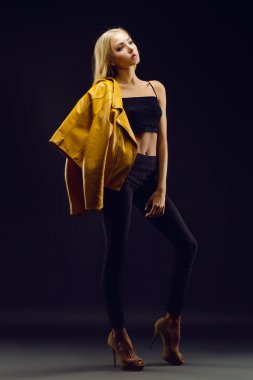 Güzel moda model siyah arka plan üzerine poz.