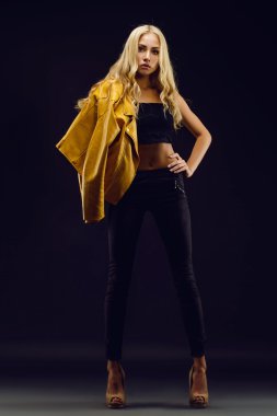 Güzel moda model siyah arka plan üzerine poz.