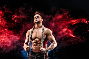 askeri pantolon ve siyah boynundaki ipi çıplak vücutla güçlü atletik adam