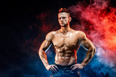 Güçlü vücut geliştirmeci adam mükemmel abs, omuzlar, pazı, triceps, göğüs ile askeri pantolon