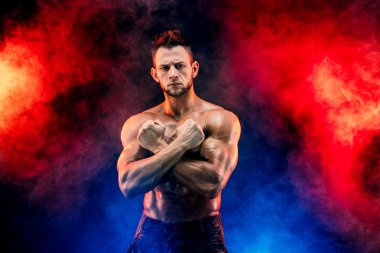 Güçlü vücut geliştirmeci adam mükemmel abs, omuzlar, pazı, triceps, göğüs ile askeri pantolon