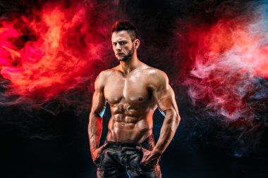 Güçlü vücut geliştirmeci adam mükemmel abs, omuzlar, pazı, triceps, göğüs ile askeri pantolon