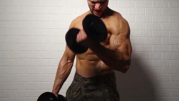 Hombre fuerte haciendo ejercicio con pesas — Vídeo de stock