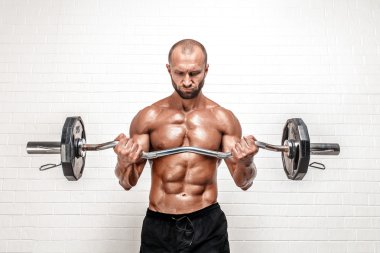 Güçlü adam ağırlık çubuklu