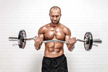 Güçlü adam ağırlık çubuklu