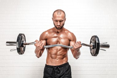 Güçlü adam ağırlık çubuklu