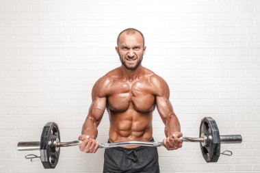 Güçlü adam ağırlık çubuklu