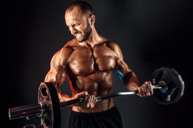Hardy adam ağır bar ile egzersiz yaparak