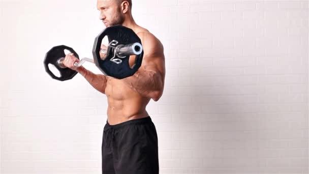 Topless bodybuilder träna med vikter — Stockvideo