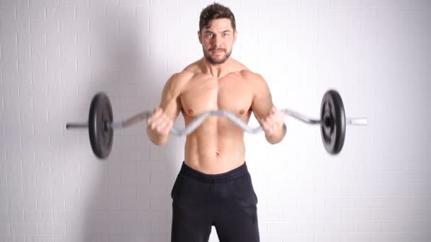 Stark topless man gör övningen med hantlar — Stockvideo