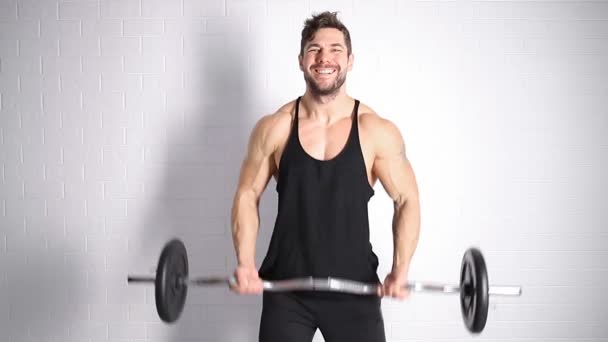 Hombre fuerte haciendo ejercicio con pesas — Vídeos de Stock